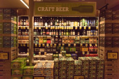 San Francisco, Ca, Amerika Birleşik Devletleri - 17 Temmuz, bakkal yerli ve ithal bira yelpazesi 2018:Wide buzdolabı açık. El sanatları, microbrews, Ipas, ekranda dünya çapında çeşitli şişe. Alkol arka plan
