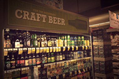 San Francisco, Ca, Amerika Birleşik Devletleri - 17 Temmuz 2018: Vintage sesi çok çeşitli yerli ve ithal bira bakkal dolabı aç. Çeşitli el sanatları, microbrews, Ipas, ekranda dünya çapında şişe
