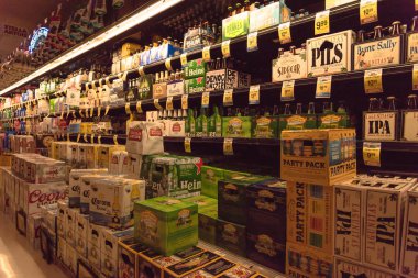 San Francisco, Ca, Amerika Birleşik Devletleri - 17 Temmuz, bakkal yerli ve ithal bira yelpazesi 2018:Wide buzdolabı açık. El sanatları, microbrews, Ipas, ekranda dünya çapında çeşitli şişe. Alkol arka plan