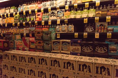 San Francisco, Ca, Amerika Birleşik Devletleri - 17 Temmuz, bakkal yerli ve ithal bira yelpazesi 2018:Wide buzdolabı açık. El sanatları, microbrews, Ipas, ekranda dünya çapında çeşitli şişe. Alkol arka plan