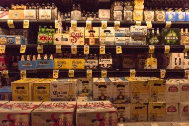 San Francisco, Ca, Amerika Birleşik Devletleri - 17 Temmuz, bakkal yerli ve ithal bira yelpazesi 2018:Wide buzdolabı açık. El sanatları, microbrews, Ipas, ekranda dünya çapında çeşitli şişe. Alkol arka plan