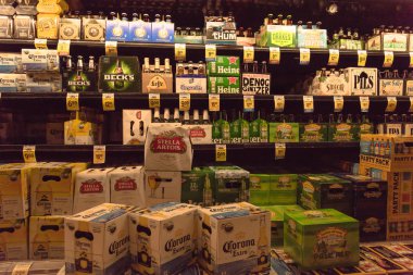 San Francisco, Ca, Amerika Birleşik Devletleri - 17 Temmuz, bakkal yerli ve ithal bira yelpazesi 2018:Wide buzdolabı açık. El sanatları, microbrews, Ipas, ekranda dünya çapında çeşitli şişe. Alkol arka plan