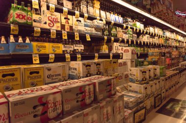 San Francisco, Ca, Amerika Birleşik Devletleri - 17 Temmuz, bakkal yerli ve ithal bira yelpazesi 2018:Wide buzdolabı açık. El sanatları, microbrews, Ipas, ekranda dünya çapında çeşitli şişe. Alkol arka plan