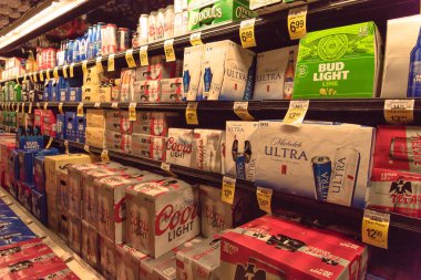 San Francisco, Ca, Amerika Birleşik Devletleri - 17 Temmuz, bakkal yerli ve ithal bira yelpazesi 2018:Wide buzdolabı açık. El sanatları, microbrews, Ipas, ekranda dünya çapında çeşitli şişe. Alkol arka plan