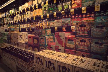 San Francisco, Ca, Amerika Birleşik Devletleri - 17 Temmuz 2018: Vintage sesi çok çeşitli yerli ve ithal bira bakkal dolabı aç. Çeşitli el sanatları, microbrews, Ipas, ekranda dünya çapında şişe