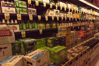 San Francisco, Ca, Amerika Birleşik Devletleri - 17 Temmuz, bakkal yerli ve ithal bira yelpazesi 2018:Wide buzdolabı açık. El sanatları, microbrews, Ipas, ekranda dünya çapında çeşitli şişe. Alkol arka plan