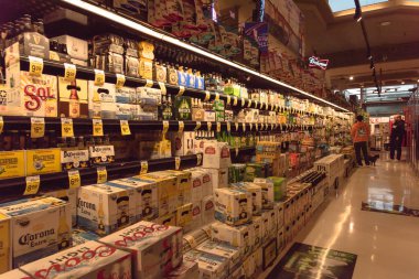 Bira şişeleri displ üzerinde çeşitli seçimi için alışveriş müşteri