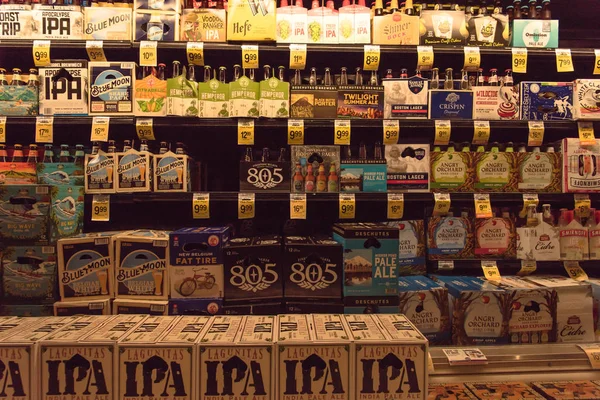 San Francisco, Ca, Amerika Birleşik Devletleri - 17 Temmuz, bakkal yerli ve ithal bira yelpazesi 2018:Wide buzdolabı açık. El sanatları, microbrews, Ipas, ekranda dünya çapında çeşitli şişe. Alkol arka plan