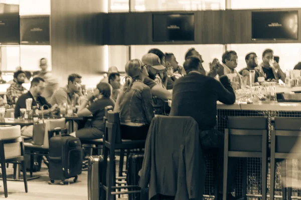 Vintage Sesi Bulanık Grup Havaalanı Barında Insan Çinde Yemek Yolcu — Stok fotoğraf