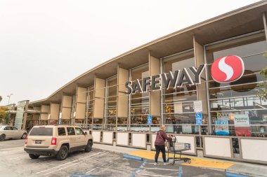 San Francisco, Ca, ABD-Temmuz 17, 2018:Customer Safeway bakkal Kuzey Plajı mahalle olarak girin. 1915'te, Albertsons yan kurulan bir Amerikan süpermarket zinciri içinde Pleasanton Merkez