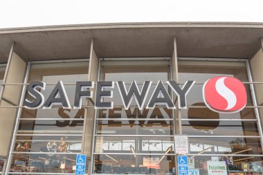 San Francisco, Ca, ABD-Temmuz 17, 2018:Close-logo ve sadece işareti otopark handikap Safeway bakkal giriş kadar saklamak. Pleasanton Hq 1915'te, Albertsons iştiraki bulunan bir Amerikan süpermarket zinciri