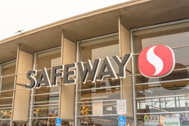 San Francisco, Ca, ABD-Temmuz 17, 2018:Close-logo ve sadece işareti otopark handikap Safeway bakkal giriş kadar saklamak. Pleasanton Hq 1915'te, Albertsons iştiraki bulunan bir Amerikan süpermarket zinciri