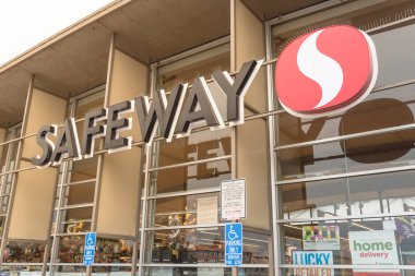 San Francisco, Ca, ABD-Temmuz 17, 2018:Close-logo ve sadece işareti otopark handikap Safeway bakkal giriş kadar saklamak. Pleasanton Hq 1915'te, Albertsons iştiraki bulunan bir Amerikan süpermarket zinciri
