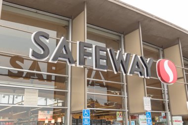San Francisco, Ca, ABD-Temmuz 17, 2018:Close-logo ve sadece işareti otopark handikap Safeway bakkal giriş kadar saklamak. Pleasanton Hq 1915'te, Albertsons iştiraki bulunan bir Amerikan süpermarket zinciri
