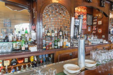 San Francisco, Ca, bize-Tem 19, 2018:Collection ruhları, viski, viski şişeleri şehir Sf, Kaliforniya, ABD Irish pub kafede görüntüler. Doğrudan çizmek bira dispanser sekmesini, alkol içecek arka plan
