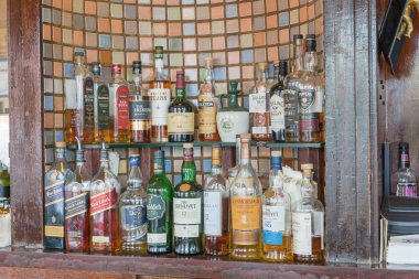 San Francisco, bize-Tem 19, 2018: çeşitli küresel içki marka Glenfiddich, Tullamore Dew, Johnnie Walker, Macallan, siyah Bush, Teeling damıtım, Jameson Irish pub bar. Alkollü içki arka plan