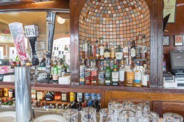 San Francisco, Ca, bize-Tem 19, 2018:Collection ruhları, viski, viski şişeleri şehir Sf, Kaliforniya, ABD Irish pub kafede görüntüler. Doğrudan çizmek bira dispanser sekmesini, alkol içecek arka plan