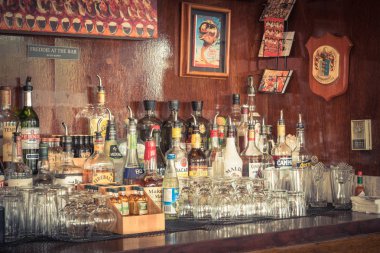 San Francisco, bize-Tem 19, 2018: çeşitli küresel içki marka Glenfiddich, Tullamore Dew, Johnnie Walker, Macallan, siyah Bush, Teeling damıtım, Jameson Irish pub bar. Alkollü içki arka plan