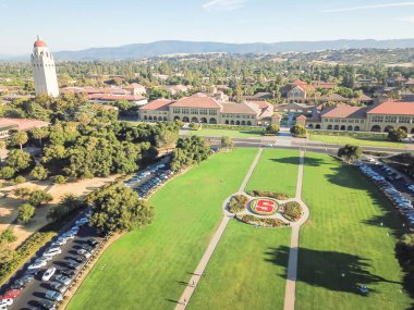 Havadan görünümü Stanford Üniversitesi California kulede Hoover, gün batımında ABD ile