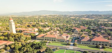 Gün batımında Panorama havadan görünümü Stanford Universitesi, Kaliforniya, ABD