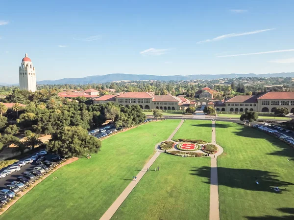 Havadan görünümü Stanford Üniversitesi California kulede Hoover, gün batımında ABD ile