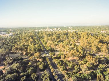 Gün batımında havadan görünümü Stanford Universitesi, Kaliforniya, ABD