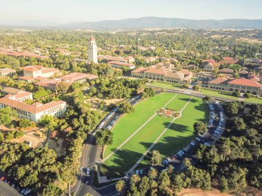 Havadan görünümü Stanford Üniversitesi California kulede Hoover, gün batımında ABD ile