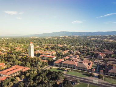 Havadan görünümü Stanford Üniversitesi California kulede Hoover, gün batımında ABD ile