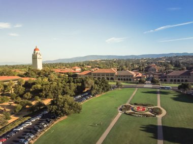 Havadan görünümü Stanford Üniversitesi California kulede Hoover, gün batımında ABD ile