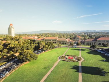 Havadan görünümü Stanford Üniversitesi California kulede Hoover, gün batımında ABD ile