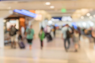 Amerika'da bir hava, Bagaj ile yürüme bulanık hareket insanlar. Soyut bulanık yolcu ya da turistik bir çanta, arkadan görünüm. Gezgin yürüyüş koridor terminal, ulaşım kavramı, defocused