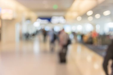 Amerika'da bir hava, Bagaj ile yürüme bulanık hareket insanlar. Soyut bulanık yolcu ya da turistik bir çanta, arkadan görünüm. Gezgin yürüyüş koridor terminal, ulaşım kavramı, defocused