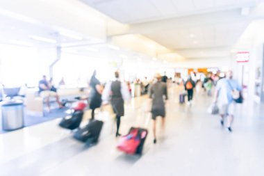 Bulanık arka plan uçuş görevlileri Havaalanı koridor çanta yürürken. Hareket bulanık insanlar Amerikan terminalde Bagaj ile git. Seyahat ve ulaşım kavramı