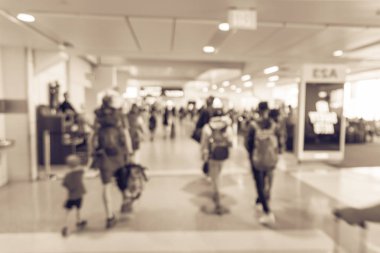 Hareket aile üyeleri Amerikan Havaalanı'nda sırt çantaları ile yürüme bulanık. Soyut bulanık yolcu ya da turistik bir çanta, arkadan görünüm. Koridor terminal, ulaşım kavramı, ufuk yolcusu