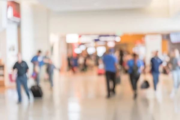 Zaburzenia Ruchu Ludzi Chodzących Bagażu Lotniskach Amerykańskich Streszczenie Pasażerów Rozmyte — Zdjęcie stockowe