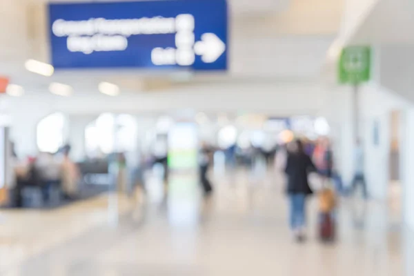 Niewyraźne Tło Pasażerów Lub Spaceru Korytarzu Lotnisko Podświetlany Znak Kierunek — Zdjęcie stockowe