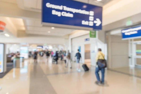 Θολή Φόντο Επιβατών Τουριστικές Περπατώντας Στο Διάδρομο Αεροδρομίου Σημάδι Κατεύθυνσης — Φωτογραφία Αρχείου