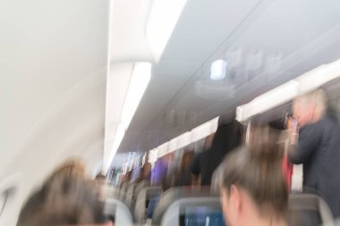 Büyük uçak uzakta almak için bekleyen koridor ayakta insanlarla iç arka plan bulanık. Uçak içinde yolcu koltuğu. Seyahat kavramı