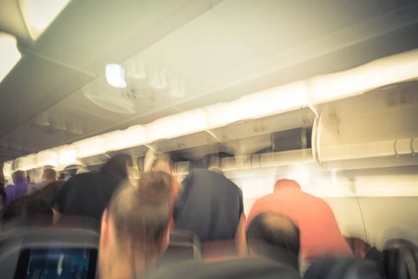 Fond Flou Intérieur Grand Avion Avec Des Personnes Debout Allée — Photo