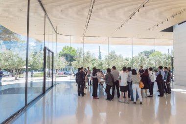 Cupertino, Ca, bize-Temmuz 18, 2018:Guests zevk öğrenmek için Apple Park vitrinler yenilikçi tasarım prensipleri kampüs üç boyutlu modeli ile artar gerçeklik teknolojisiyle keşfetmek.