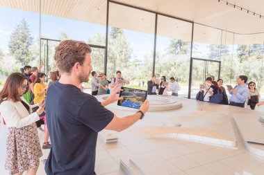 Cupertino, Ca, bize-Temmuz 18, 2018: mutlu çalışan ipad artar gerçeklik teknolojisi ve Apple Park kampüs üç boyutlu model gösterilen. Yeni Apple ofis binası göstermek için sergi