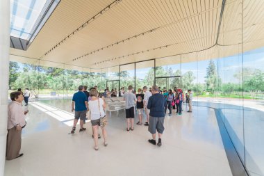 Cupertino, Ca, bize-Temmuz 18, 2018:Guests zevk öğrenmek için Apple Park vitrinler yenilikçi tasarım prensipleri kampüs üç boyutlu modeli ile artar gerçeklik teknolojisiyle keşfetmek.