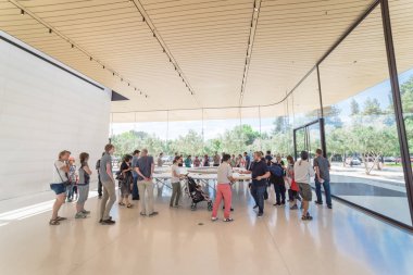 Cupertino, Ca, bize-Temmuz 18, 2018:Guests zevk öğrenmek için Apple Park vitrinler yenilikçi tasarım prensipleri kampüs üç boyutlu modeli ile artar gerçeklik teknolojisiyle keşfetmek.