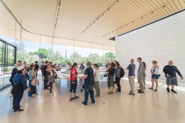 Cupertino, Ca, bize-Temmuz 18, 2018:Guests zevk öğrenmek için Apple Park vitrinler yenilikçi tasarım prensipleri kampüs üç boyutlu modeli ile artar gerçeklik teknolojisiyle keşfetmek.