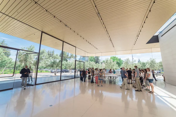Cupertino, Ca, bize-Temmuz 18, 2018:Guests zevk öğrenmek için Apple Park vitrinler yenilikçi tasarım prensipleri kampüs üç boyutlu modeli ile artar gerçeklik teknolojisiyle keşfetmek.