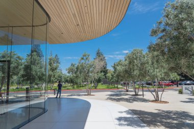 Cupertino, Ca, bize-Temmuz 18, 2018: Dış görünümü Apple Park Ziyaretçi Merkezi, Apple yeni kampüs mimari bir uzantısıdır. Zeytin ağaçları ile çevrili alan cam pencere açık ile çağdaş tasarım