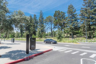 Cupertino, Ca, bize-Temmuz 18, 2018: Girişi Apple Park Ziyaretçi Merkezi, Apple yeni kampüs mimari bir uzantısıdır. Zeytin ağaçları ile çevrili alan cam pencere açık ile çağdaş tasarım