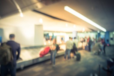 Bulanık hareket yolcunun bagaj Bagaj talep alan San Francisco International Airport, bekleyen farklı grup. Ufuk arka plan bavula konveyör bant