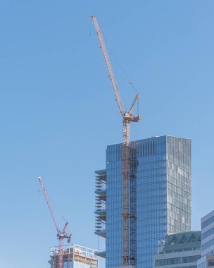 Yakın çekim çalışma vinç finans bölgesine şehir San Francisco, California, gökdelen inşaat sahasında. İnşaat ve Sanayi arka plan, ofis ve konut manzarası, mavi gökyüzü
