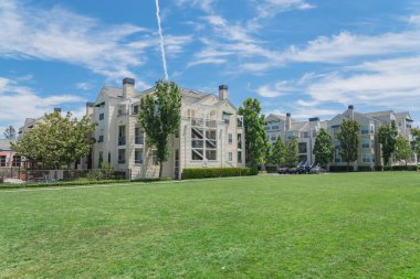 Standart Görünüm apartmanın çimenli bahçede Palo Alto, Kaliforniya, ABD ile karmaşık. Yaz bulut mavi gökyüzü